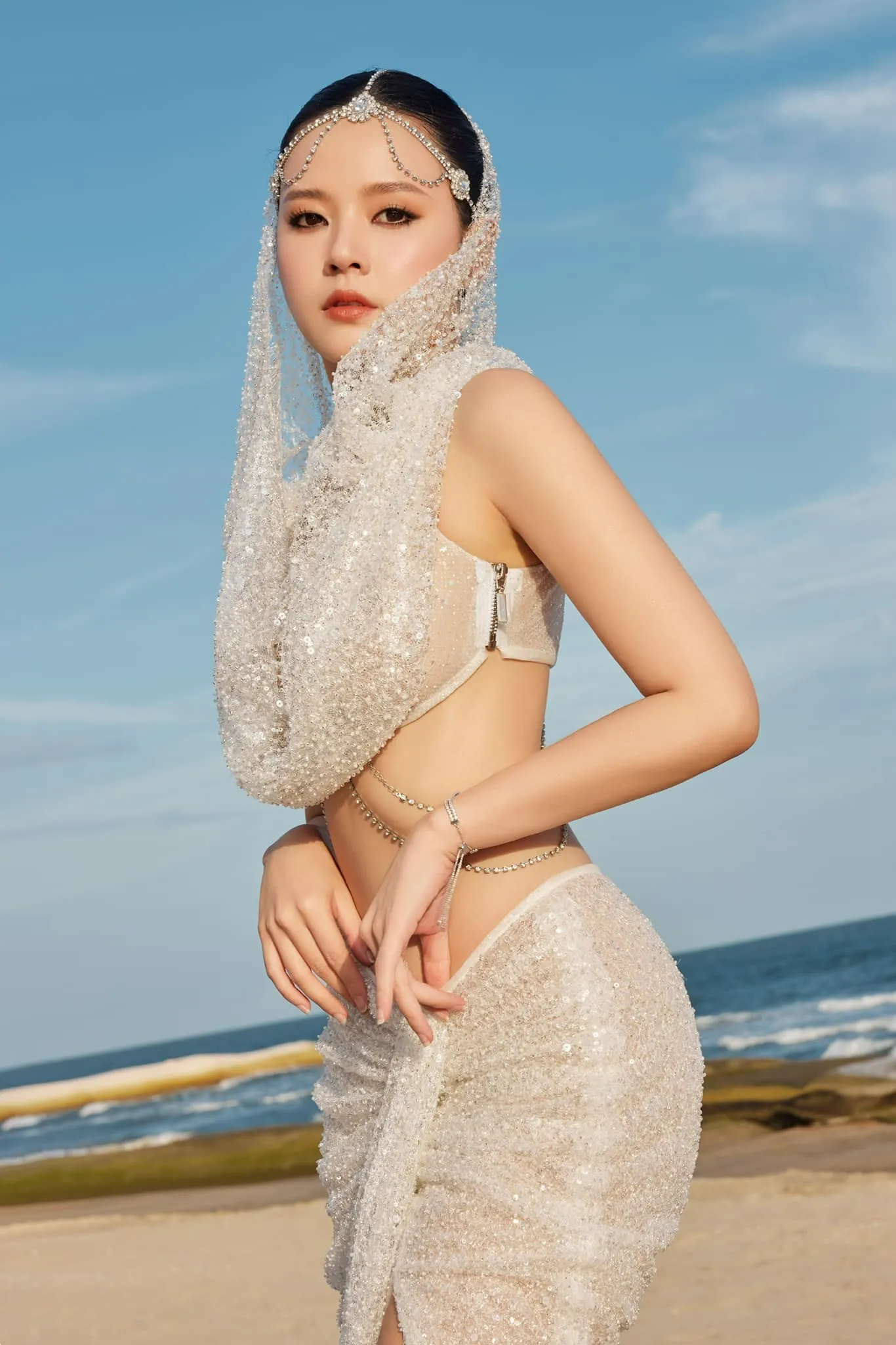 Midu với nụ cười rạng rỡ và cuốn hút Midu với nụ cười rạng rỡ và cuốn hút