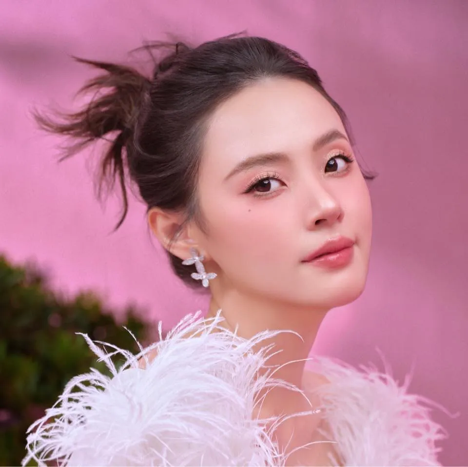 Midu tạo sự thu hút mạnh mẽ qua từng biểu cảm Midu tạo sự thu hút mạnh mẽ qua từng biểu cảm