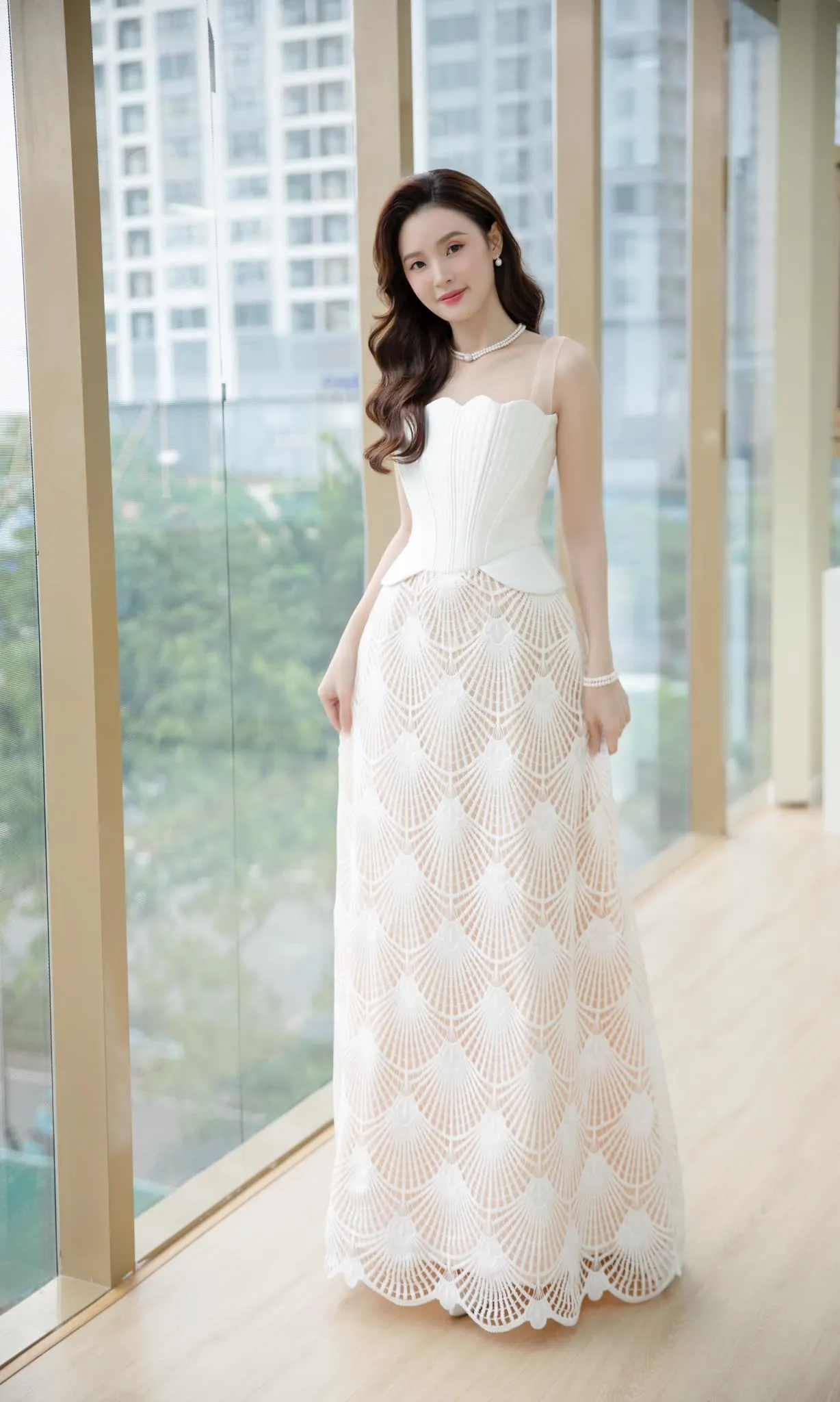 Midu tạo sự cuốn hút qua từng cử chỉ dịu dàng Midu tạo sự cuốn hút qua từng cử chỉ dịu dàng