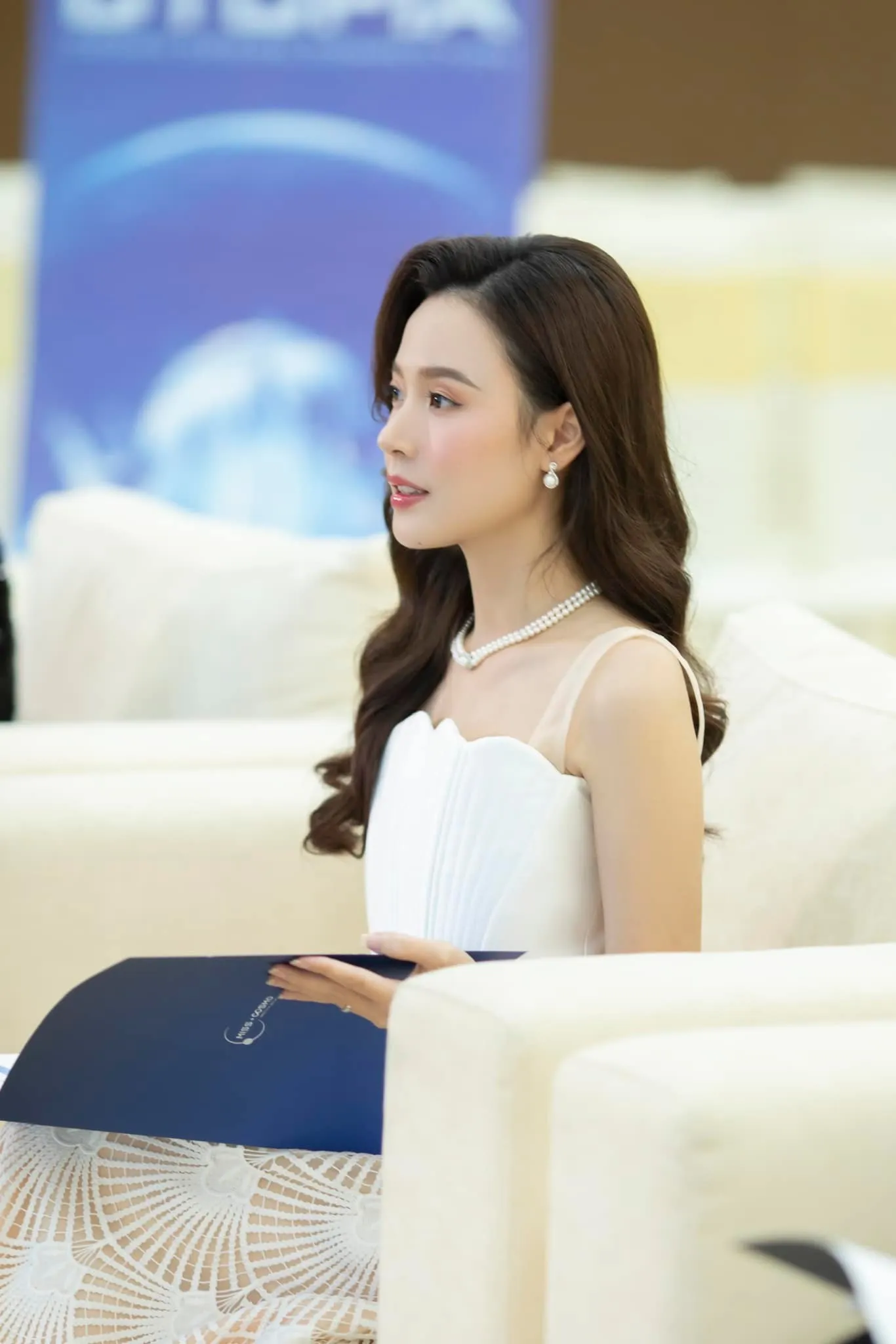 Midu toát lên thần thái đầy quyến rũ và tự tin Midu toát lên thần thái đầy quyến rũ và tự tin