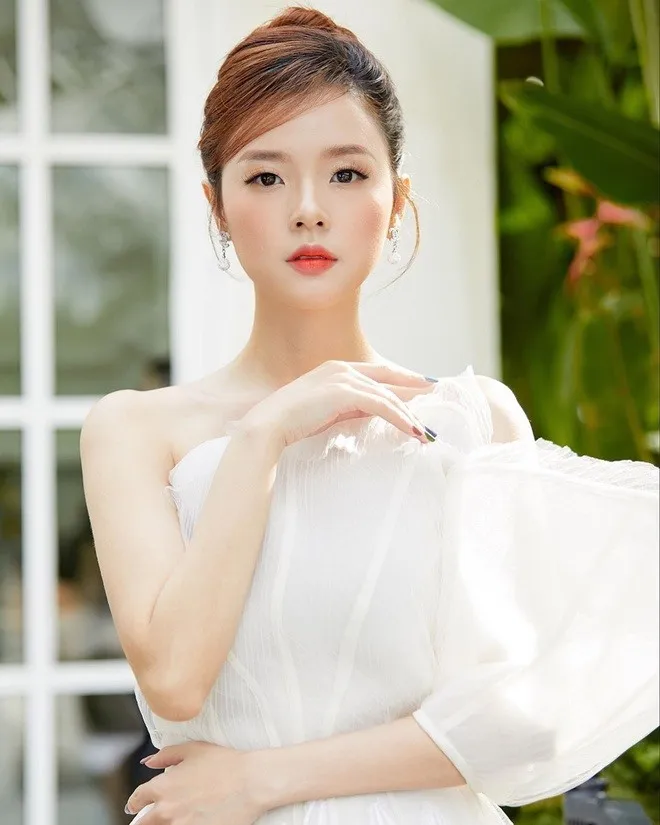 Midu tạo dấu ấn mạnh mẽ qua thần thái tự nhiên Midu tạo dấu ấn mạnh mẽ qua thần thái tự nhiên