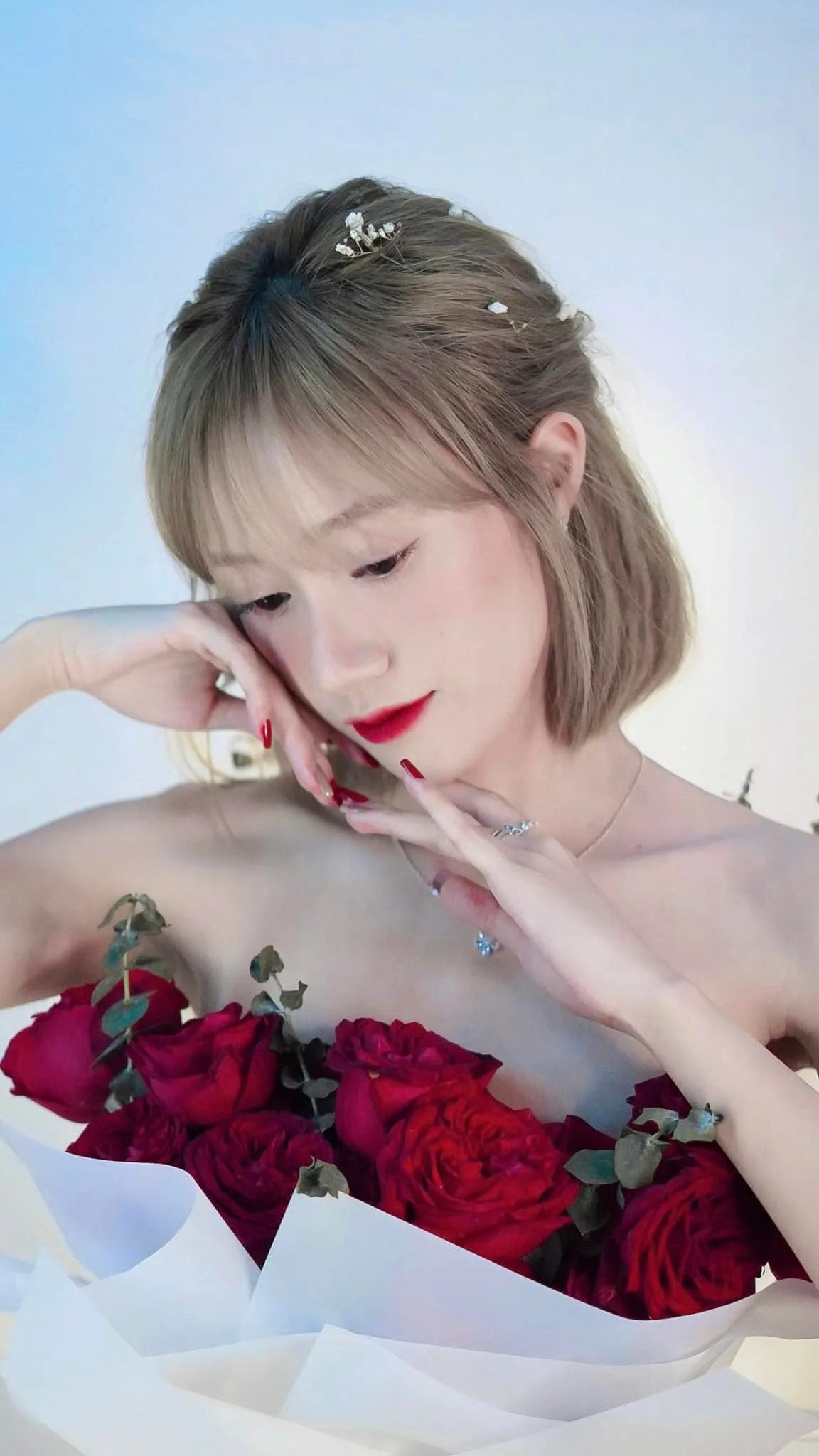 Hoa Hanassi làm mới hình ảnh qua TikTok. Hoa Hanassi làm mới hình ảnh qua TikTok.