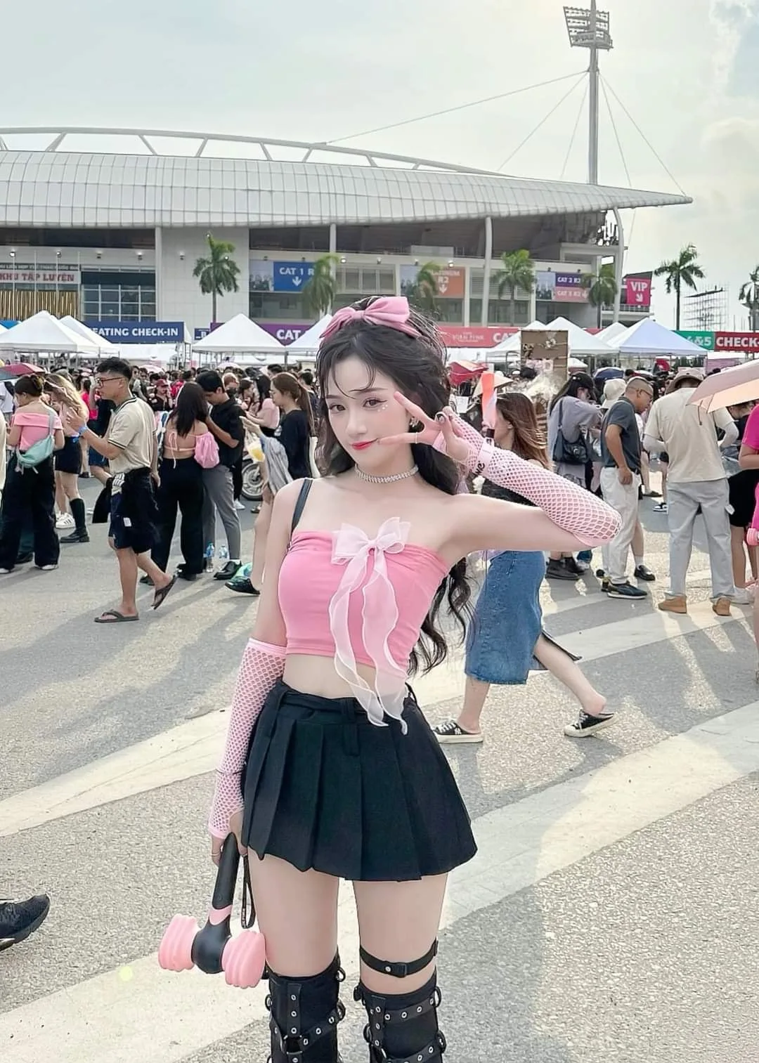 Hot girl Hoa Hanassi bên bạn bè, tạo khoảnh khắc đẹp. Hot girl Hoa Hanassi bên bạn bè, tạo khoảnh khắc đẹp.