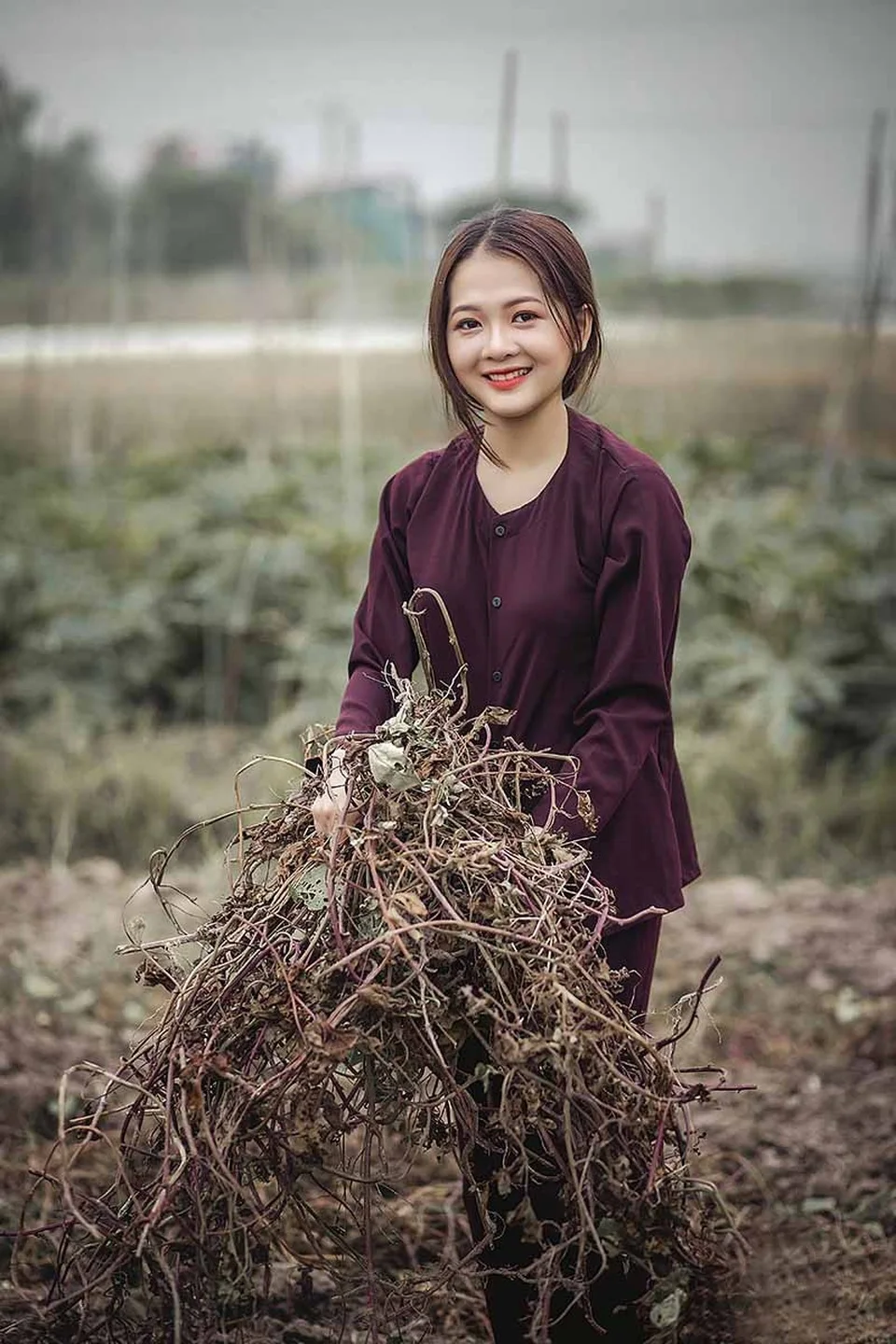 Gái quê xinh đẹp tự nhiên giữa làng quê thanh bình Gái quê xinh đẹp tự nhiên giữa làng quê thanh bình