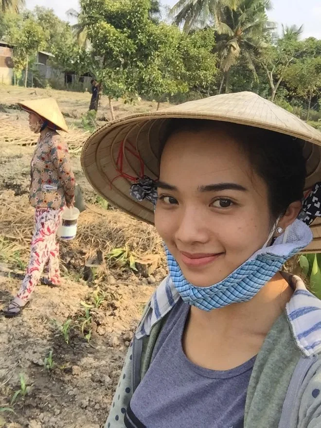 Vẻ đẹp duyên dáng của gái quê xinh qua khung cảnh thôn dã Vẻ đẹp duyên dáng của gái quê xinh qua khung cảnh thôn dã