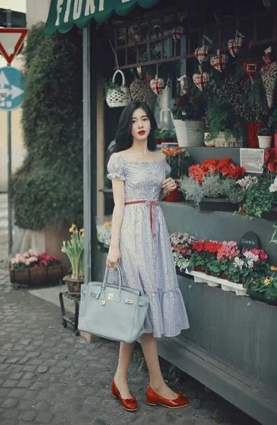 Tư thế ngồi nhẹ nhàng của gái xinh, tạo điểm nhấn cho vẻ đẹp mộc mạc. Tư thế ngồi nhẹ nhàng của gái xinh, tạo điểm nhấn cho vẻ đẹp mộc mạc.