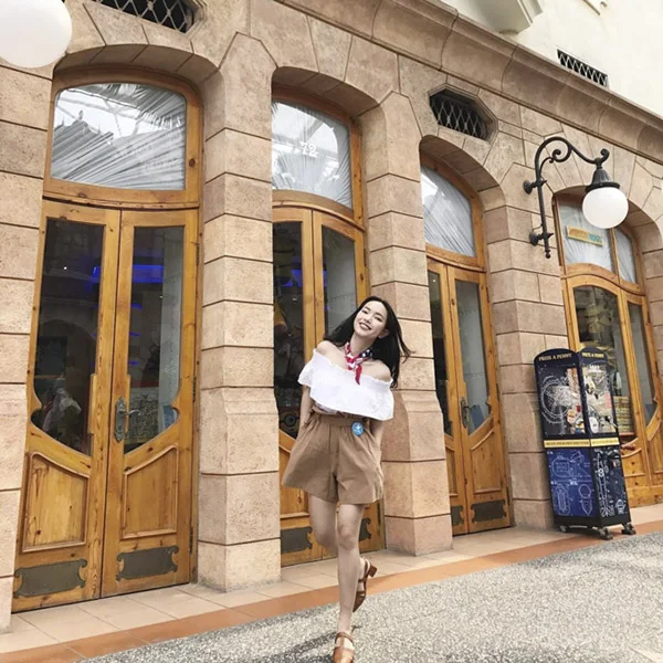 Chụp dáng ngồi cho gái xinh, mang đến hình ảnh gần gũi và dễ thương. Chụp dáng ngồi cho gái xinh, mang đến hình ảnh gần gũi và dễ thương.