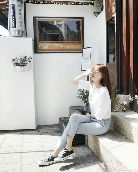 Phong cách chụp dáng sau lưng, giúp gái xinh khoe vẻ quyến rũ một cách tinh tế. Phong cách chụp dáng sau lưng, giúp gái xinh khoe vẻ quyến rũ một cách tinh tế.