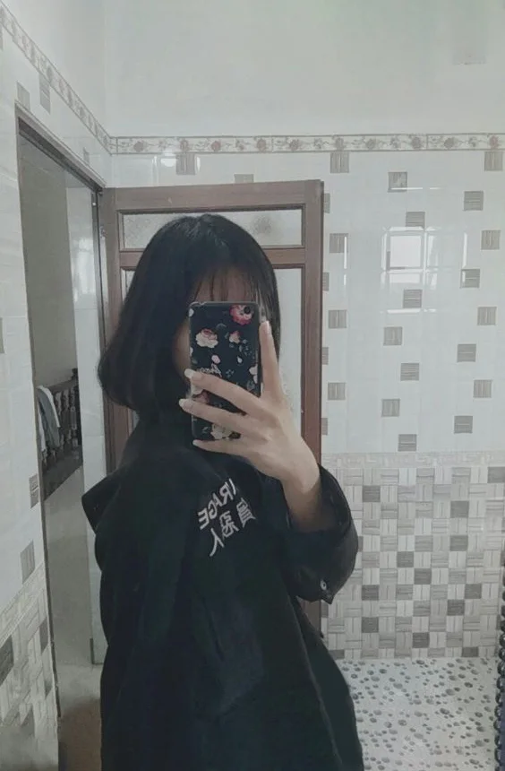 Cô gái xinh đẹp trong ảnh chụp trước gương không thể rời mắt. Cô gái xinh đẹp trong ảnh chụp trước gương không thể rời mắt.