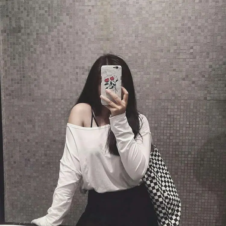 Phong cách tươi mới trong ảnh gái xinh chụp trước gương. Phong cách tươi mới trong ảnh gái xinh chụp trước gương.