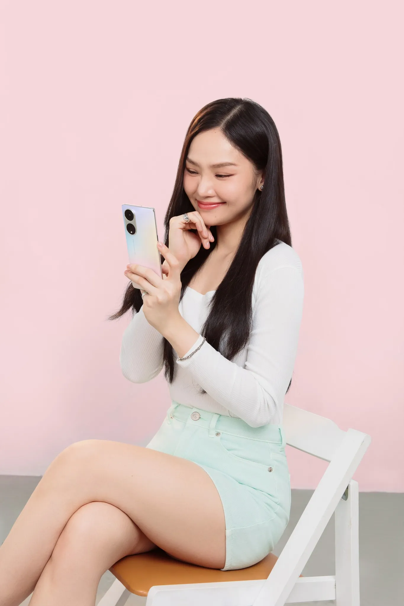 Khám phá vẻ đẹp đầy bí ẩn của Miu Lê qua từng khoảnh khắc. Khám phá vẻ đẹp đầy bí ẩn của Miu Lê qua từng khoảnh khắc.