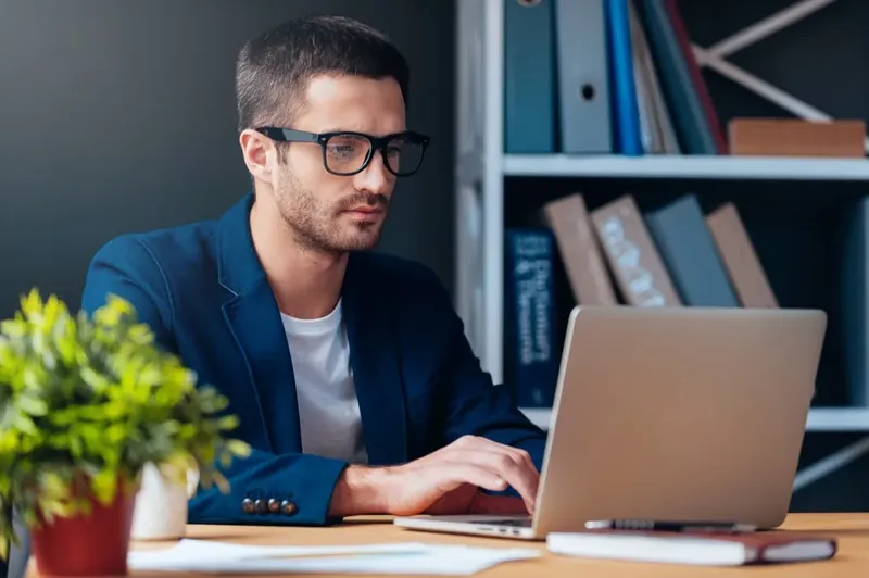 Trai văn phòng hiện đại mạnh mẽ và sáng tạo Trai văn phòng hiện đại mạnh mẽ và sáng tạo