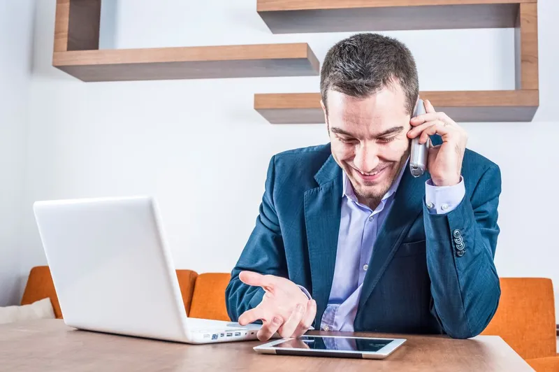 Trai văn phòng lịch lãm khiến bạn không rời mắt Trai văn phòng lịch lãm khiến bạn không rời mắt