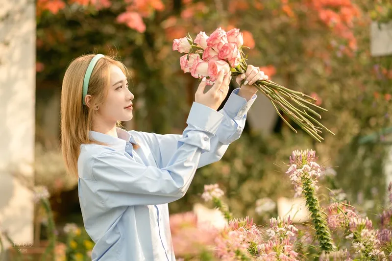 Ảnh cô gái ôm bó hoa trắng mang vẻ đẹp trong sáng Ảnh cô gái ôm bó hoa trắng mang vẻ đẹp trong sáng