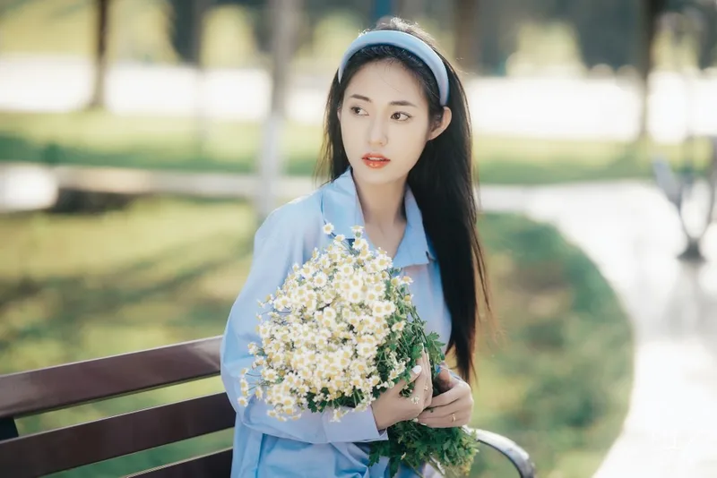 Khoảnh khắc nhẹ nhàng của cô gái ôm bó hoa giữa ánh nắng Khoảnh khắc nhẹ nhàng của cô gái ôm bó hoa giữa ánh nắng