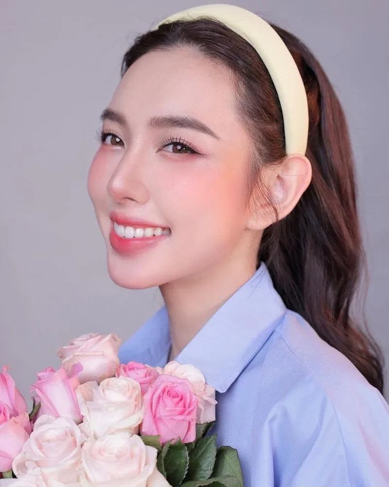 Ảnh cô gái ôm bó hoa tulip khoe vẻ đẹp dịu dàng Ảnh cô gái ôm bó hoa tulip khoe vẻ đẹp dịu dàng