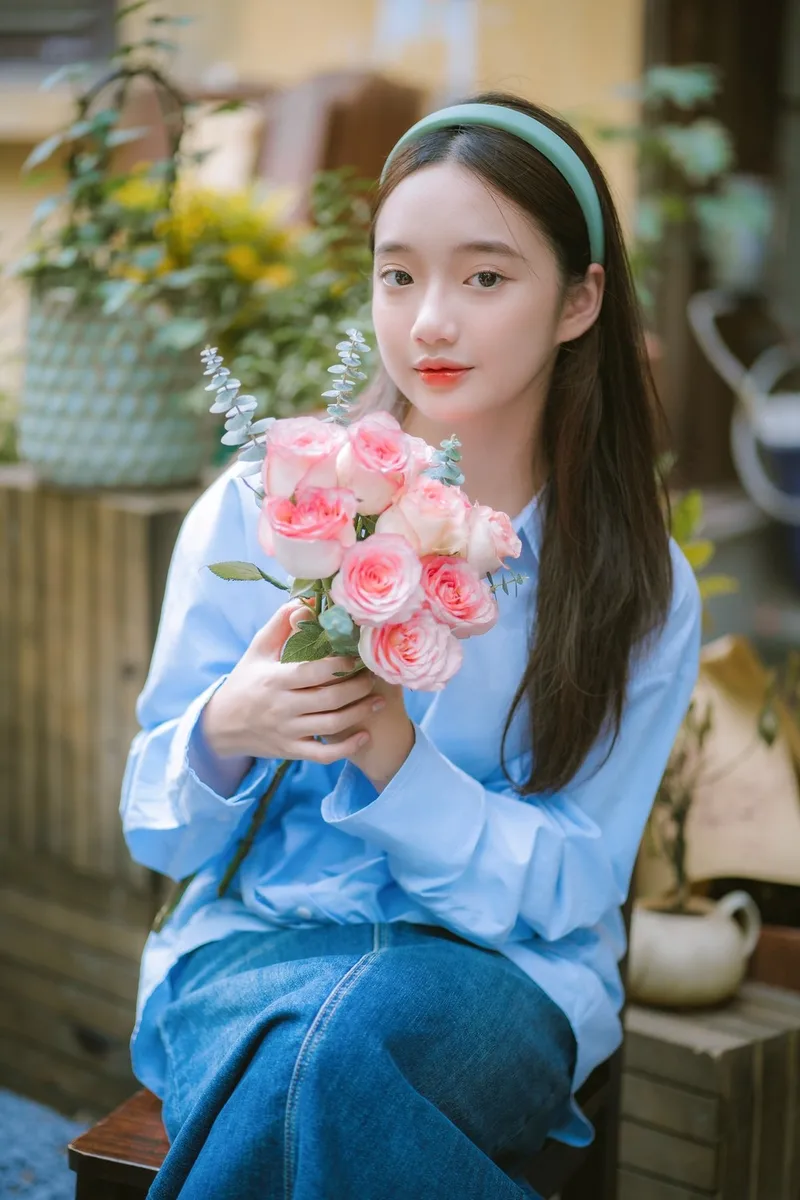 Cô gái ôm bó hoa hướng dương tràn đầy sức sống Cô gái ôm bó hoa hướng dương tràn đầy sức sống