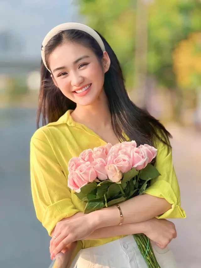 Cô gái trong bộ váy trắng ôm bó hoa tinh khôi Cô gái trong bộ váy trắng ôm bó hoa tinh khôi