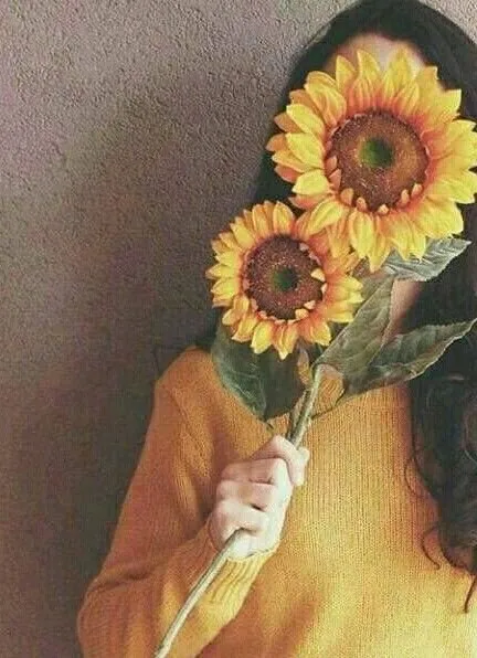 Cô gái tự nhiên ôm bó hoa trong bộ ảnh phong cách vintage Cô gái tự nhiên ôm bó hoa trong bộ ảnh phong cách vintage