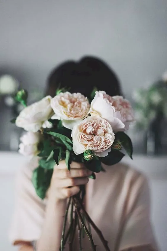 Hình ảnh cô gái ôm bó hoa hồng đỏ với phong thái tự tin Hình ảnh cô gái ôm bó hoa hồng đỏ với phong thái tự tin