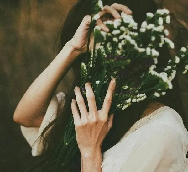 Cô gái dịu dàng ôm bó hoa giữa con đường ngập lá vàng Cô gái dịu dàng ôm bó hoa giữa con đường ngập lá vàng