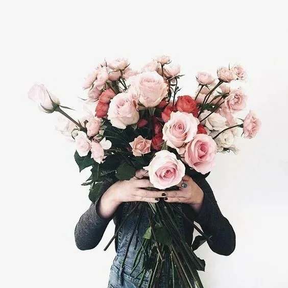 Cô gái ôm bó hoa mẫu đơn trong khung cảnh vườn hoa mùa xuân Cô gái ôm bó hoa mẫu đơn trong khung cảnh vườn hoa mùa xuân