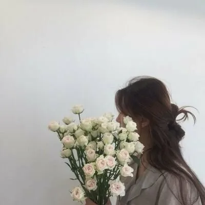 Bức ảnh cô gái ôm bó hoa dại, mang nét đẹp giản dị và tự nhiên Bức ảnh cô gái ôm bó hoa dại, mang nét đẹp giản dị và tự nhiên