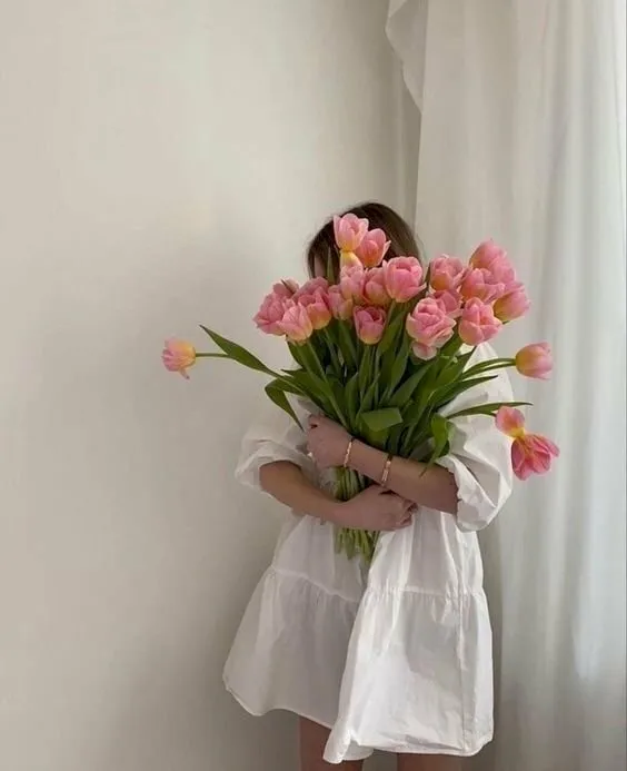 Cô gái với mái tóc dài ôm bó hoa sen trong khung cảnh ao hồ Cô gái với mái tóc dài ôm bó hoa sen trong khung cảnh ao hồ