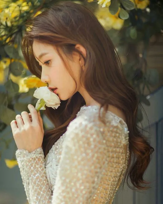 Ảnh cô gái ôm bó hoa ngọc lan, lan tỏa hương thơm quyến rũ Ảnh cô gái ôm bó hoa ngọc lan, lan tỏa hương thơm quyến rũ