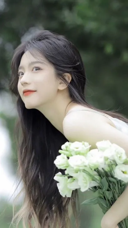 Ảnh cô gái ôm bó hoa đồng nội, nổi bật giữa khung trời bao la Ảnh cô gái ôm bó hoa đồng nội, nổi bật giữa khung trời bao la