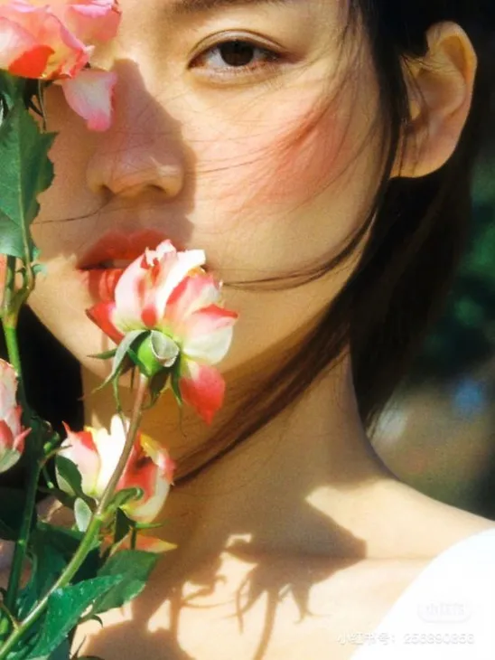 Ảnh cô gái ôm bó hoa với ánh nắng xuyên qua từng cánh hoa Ảnh cô gái ôm bó hoa với ánh nắng xuyên qua từng cánh hoa