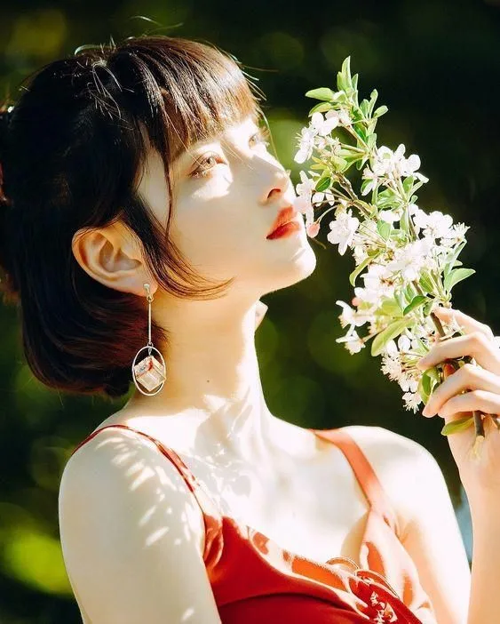 Ảnh cô gái ôm bó hoa lan hồ điệp, khoe vẻ đẹp kiêu sa Ảnh cô gái ôm bó hoa lan hồ điệp, khoe vẻ đẹp kiêu sa