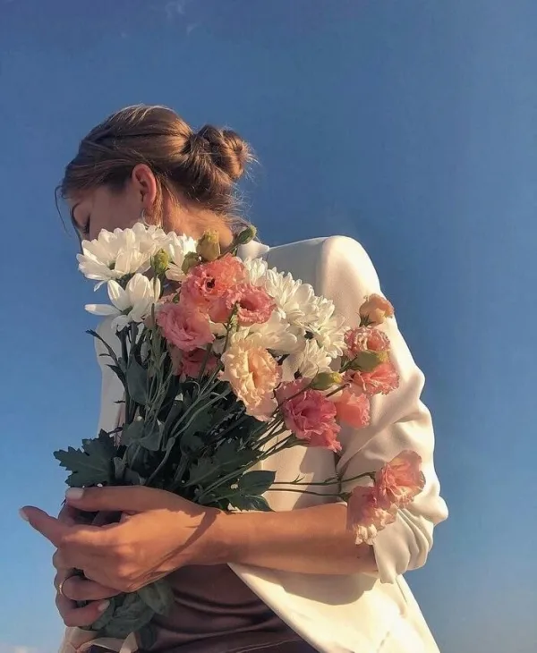 Cô gái đứng giữa cánh đồng hoa ôm bó hoa dại đầy sắc màu Cô gái đứng giữa cánh đồng hoa ôm bó hoa dại đầy sắc màu