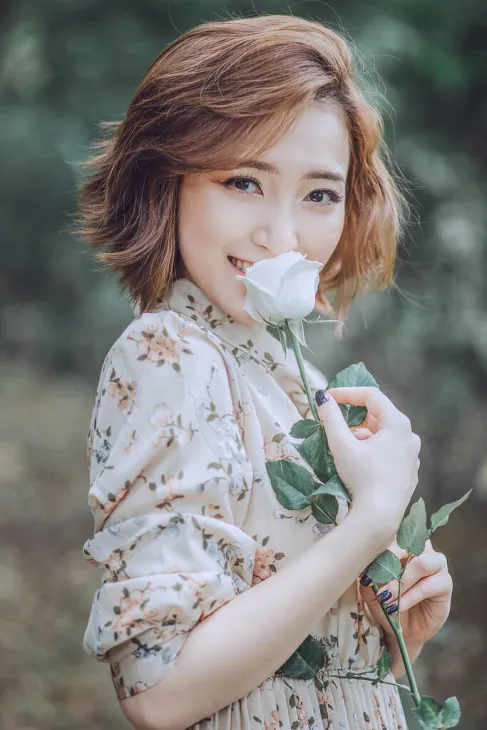 Ảnh cô gái ôm bó hoa và mỉm cười rạng ngời giữa trời thu Ảnh cô gái ôm bó hoa và mỉm cười rạng ngời giữa trời thu