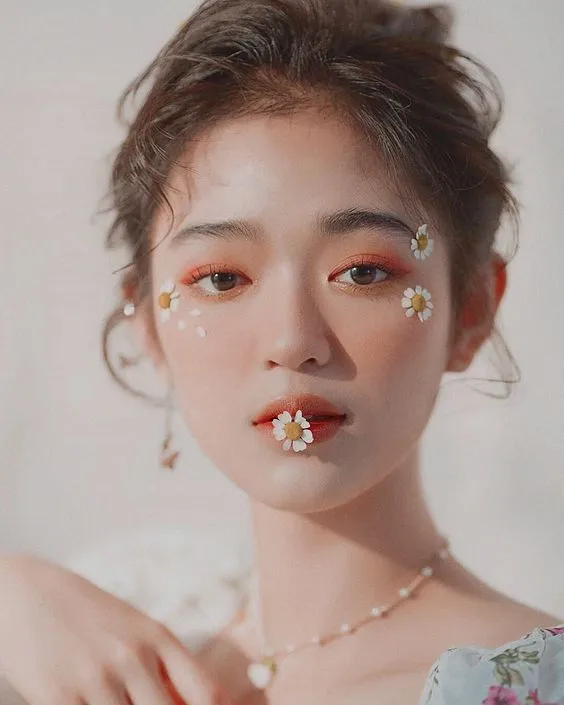 Cô gái mặc áo dài ôm bó hoa sen trong không gian truyền thống Cô gái mặc áo dài ôm bó hoa sen trong không gian truyền thống