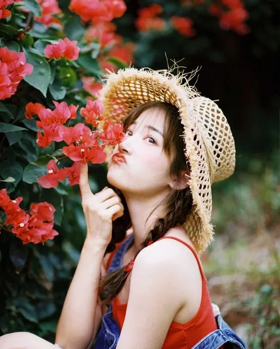 Cô gái dịu dàng ôm bó hoa trắng đứng giữa con đường nhỏ Cô gái dịu dàng ôm bó hoa trắng đứng giữa con đường nhỏ