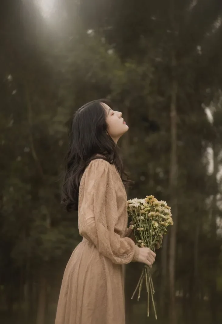 Cô gái ngọt ngào ôm bó hoa tulip tím trong ánh sáng vàng Cô gái ngọt ngào ôm bó hoa tulip tím trong ánh sáng vàng