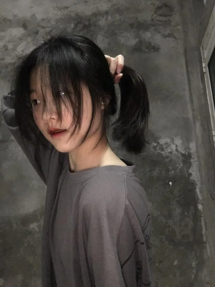 Gái 19 tuổi tạo dáng nhẹ nhàng giữa khung cảnh thiên nhiên Gái 19 tuổi tạo dáng nhẹ nhàng giữa khung cảnh thiên nhiên