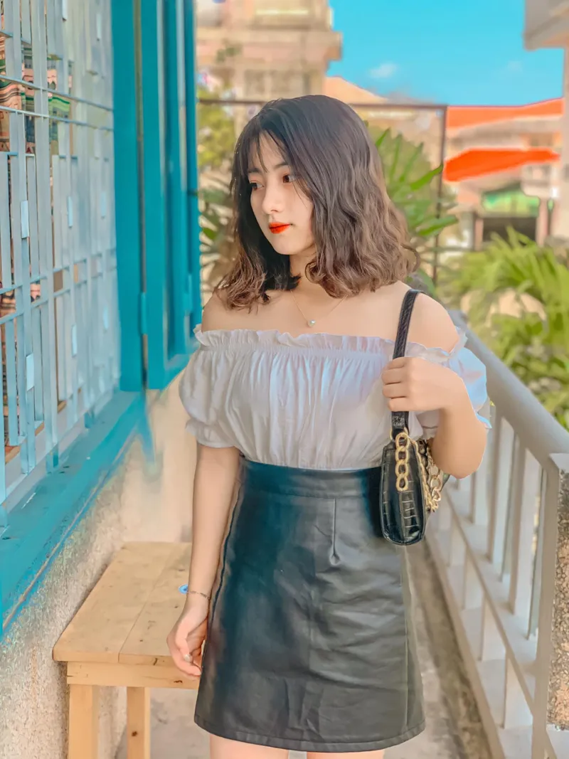 Gái 19 tuổi tự tin trong bộ trang phục cá tính Gái 19 tuổi tự tin trong bộ trang phục cá tính