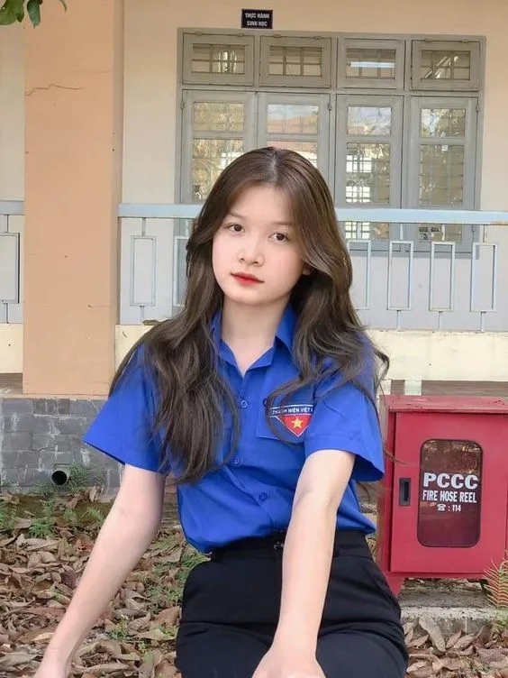 Gái xinh 19 tuổi tạo dáng giữa khung cảnh hiện đại đầy sắc màu Gái xinh 19 tuổi tạo dáng giữa khung cảnh hiện đại đầy sắc màu