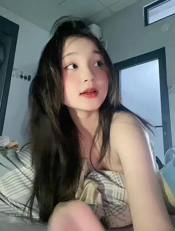 Ảnh gái 2003 dễ thương với phong cách tối giản, thanh lịch Ảnh gái 2003 dễ thương với phong cách tối giản, thanh lịch