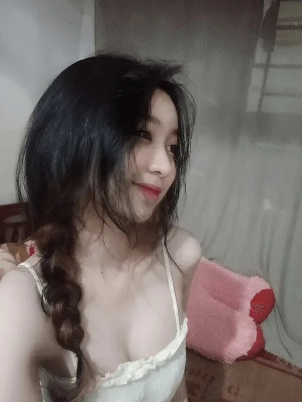Gái 2003 tỏa sáng trong bức ảnh chụp tại quán cà phê yêu thích Gái 2003 tỏa sáng trong bức ảnh chụp tại quán cà phê yêu thích