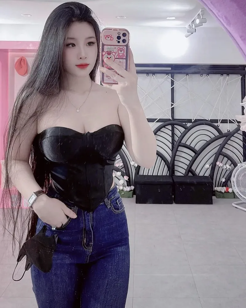 Ảnh gái 2k2 với phong cách nhẹ nhàng, thanh thoát và đầy cuốn hút