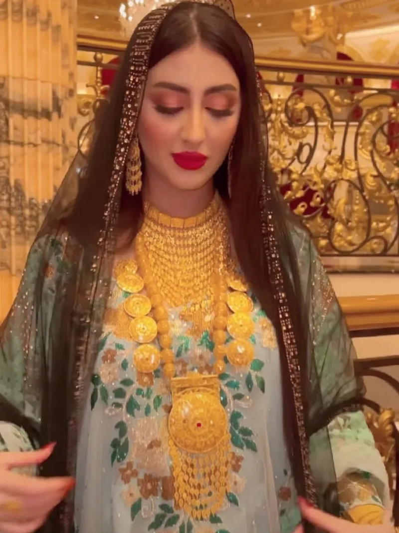 Gái Ả Rập diện hijab với phong cách thanh lịch Gái Ả Rập diện hijab với phong cách thanh lịch