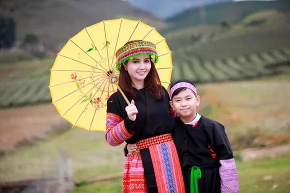 Gái dân tộc khoe sắc giữa thiên nhiên hoang sơ Gái dân tộc khoe sắc giữa thiên nhiên hoang sơ