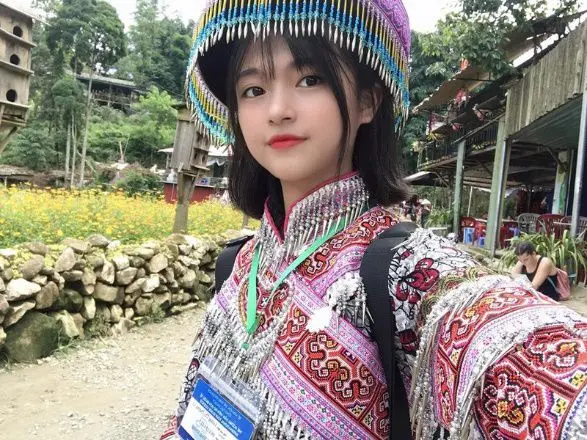 Gái dân tộc hòa mình cùng cảnh sắc núi rừng Gái dân tộc hòa mình cùng cảnh sắc núi rừng