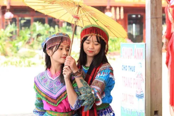 Gái dân tộc rực rỡ trong bộ váy truyền thống thổ cẩm Gái dân tộc rực rỡ trong bộ váy truyền thống thổ cẩm