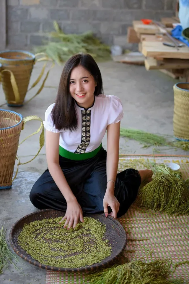 Sự duyên dáng của gái dân tộc trong ánh hoàng hôn Sự duyên dáng của gái dân tộc trong ánh hoàng hôn