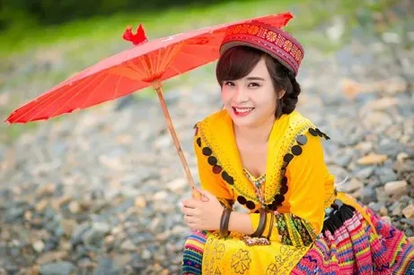Gái dân tộc diện trang phục thổ cẩm nổi bật giữa thiên nhiên Gái dân tộc diện trang phục thổ cẩm nổi bật giữa thiên nhiên