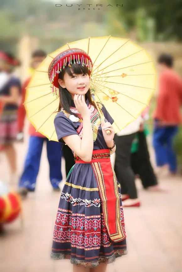 Sự thu hút từ ánh nhìn của gái dân tộc trong từng khung hình Sự thu hút từ ánh nhìn của gái dân tộc trong từng khung hình